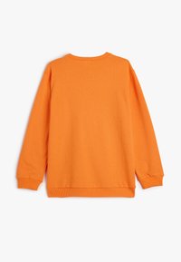Sudadera de algodón naranja con mangas largas, cuello y puños acanalados. Textura suave con un dobladillo redondeado y un corte casual.