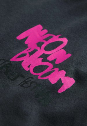 Zwarte stof met een gedurfd, roze tekstontwerp met de woorden "Neon" en een donkerdere groene zin eronder. Zachte textuur met een gladde afwerking.