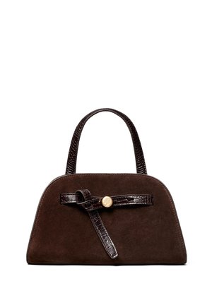Sac à main en daim marron foncé à forme structurée, avec une poignée en cuir lisse et une sangle en cuir avec une boucle ronde dorée sur le devant.