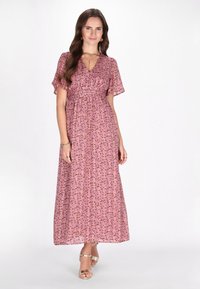 Roze bloemen maxi-jurk met korte fluttermouwen, een getailleerd lijfje en een vloeiende rok, met een subtiele gekreukte textuur en lichtgewicht stof.