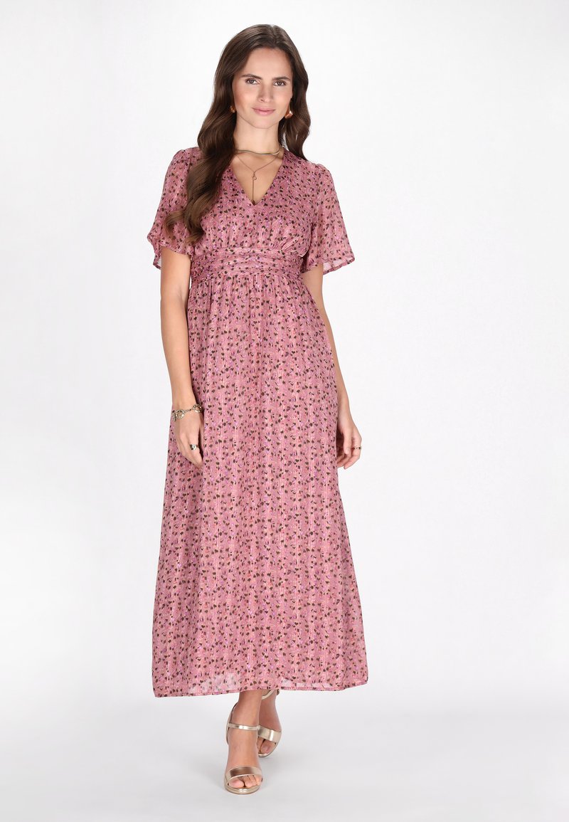 Roze bloemen maxi-jurk met korte fluttermouwen, een getailleerd lijfje en een vloeiende rok, met een subtiele gekreukte textuur en lichtgewicht stof.
