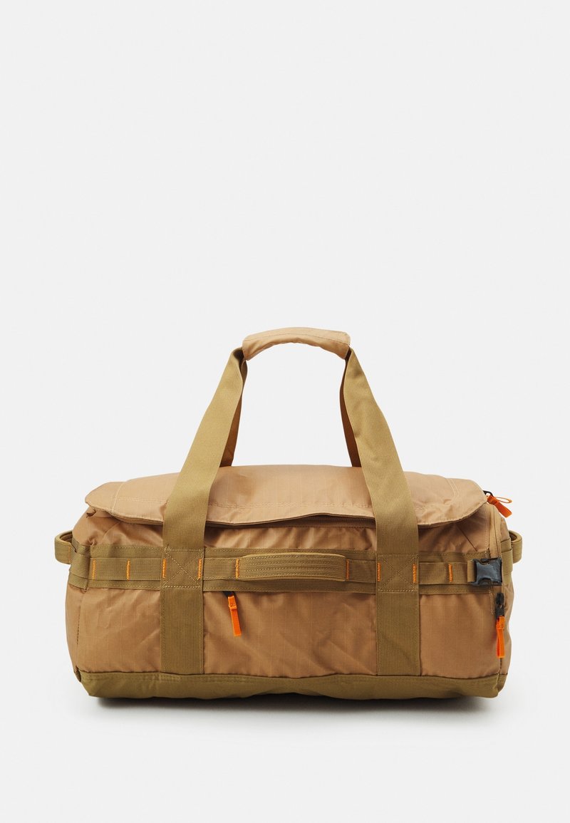 Sac de voyage rectangulaire marron avec double poignée de transport, tirettes de fermeture éclair orange à l'avant et boucle latérale sur un fond uni clair.