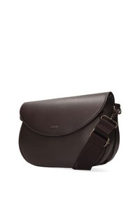 Borsa a tracolla in pelle marrone con chiusura a patta, caratterizzata da una finitura testurizzata e una tracolla regolabile in tessuto con accessori in metallo.