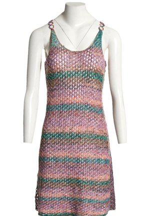 Robe sans manches en maille avec des rayures horizontales multicolores en violet, vert et orange sur un mannequin blanc sans tête.