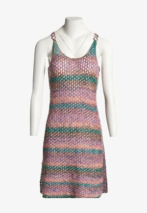 Robe sans manches en maille avec des rayures horizontales multicolores en violet, vert et orange sur un mannequin blanc sans tête.