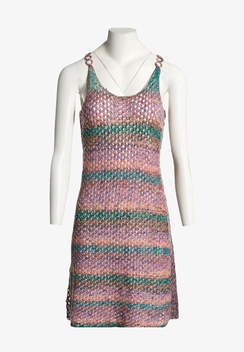 Robe sans manches en maille avec des rayures horizontales multicolores en violet, vert et orange sur un mannequin blanc sans tête.
