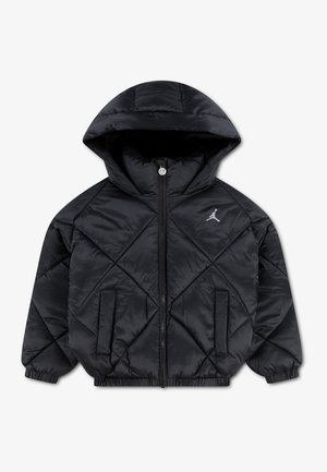 Czarna pikowana kurtka puchowa z kapturem, przednim zamkiem, bocznymi kieszeniami, elastycznymi mankietami oraz małym srebrnym logo Jumpman na piersi.