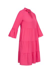 Vaaleanpunainen kerroksittain laskeutuva mekko, jossa on kauluksellinen pääntie ja kolmivuorokauden kellohihat. Valmistettu kevyestä, sileäpintaisesta kankaasta.