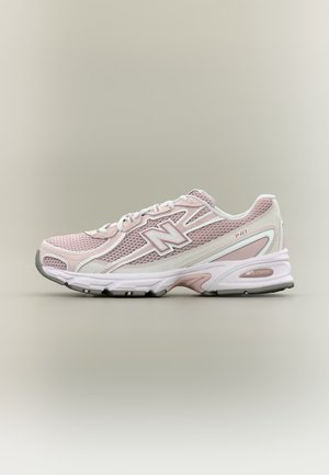 Svetlo roza in bela športna mrežasta tekaška obutev New Balance 740 z oblazinjeno podplatom, stransko nalepko in vezalkami na nevtralnem ozadju.