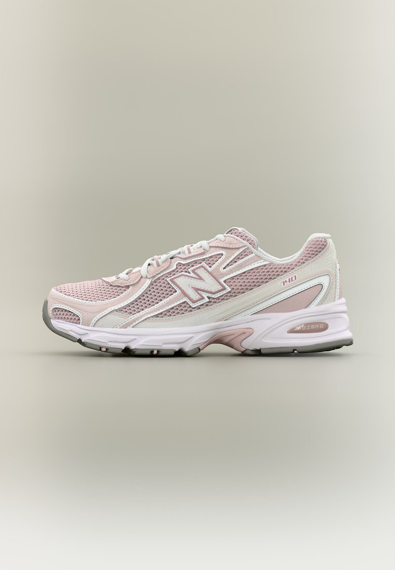 Αθλητικό παπούτσι New Balance 740 σε ανοιχτό ροζ και λευκό με δίχτυ, μαλακή σόλα, λογότυπο στο πλάι και κορδόνια, σε ουδέτερο φόντο.