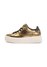 Sneaker in pelle dorata con superficie testurizzata, lacci neri e suola platform bianca. Presenta un accento nero sul tallone.