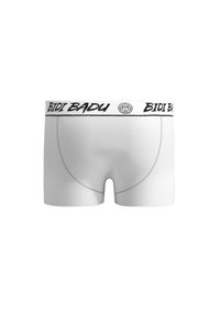 Boxer briefs bianchi con un logo nero "BIDI BADU" sulla cintura elastica. Tessuto liscio, design aderente con costruzione senza cuciture e senza motivi visibili.