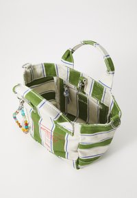 Canvas-Umhängetasche mit grünen und weißen Streifen, die blaue Linien aufweisen. Innenfächer, silberne Hardware und ein farbenfroher Schlüsselanhänger aus Perlen.
