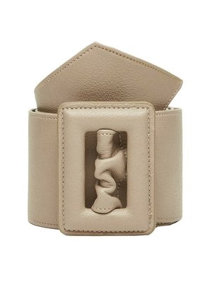 Large ceinture en cuir beige avec une grande boucle rectangulaire comportant un détail en cuir torsadé au centre.