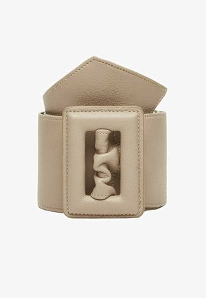 Large ceinture en cuir beige avec une grande boucle rectangulaire comportant un détail en cuir torsadé au centre.