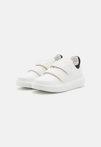 DKNY JAMIAH - Sportcipő - white/black