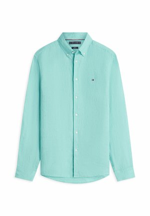 Camisa de manga larga color turquesa claro con botones y cuello abotonado, con un pequeño logo de Tommy Hilfiger en el pecho.