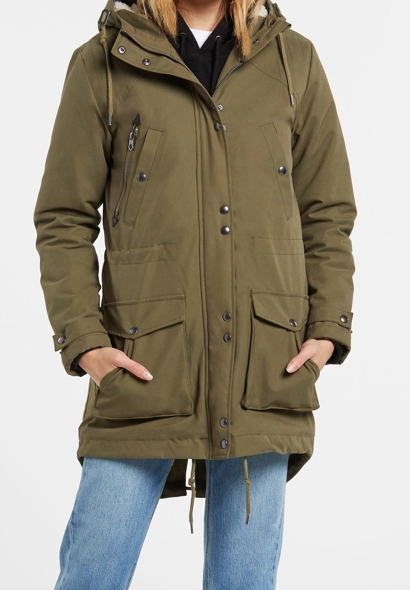 Parka vert olive avec fermeture éclair et boutons-pression, deux grandes poches avant, capuche ajustable et ourlet à cordon de serrage. Texture de tissu lisse.