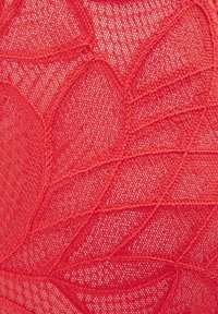 Sarkans mežģīnes audums ar lapu rakstu, ar izsmalcinātu šuvju un caurspīdīgu struktūru, kas atklāj smalku pamatmateriālu.