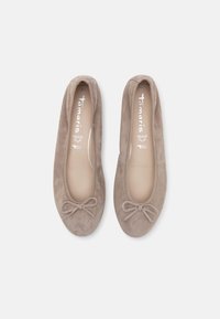 Bailarinas de ante beige con puntera redondeada, pequeño detalle de lazo en la parte delantera y un forro interior suave. Tamaño 37 impreso en el interior.