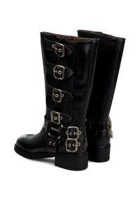 Botas de cuero negro hasta la rodilla con múltiples hebillas plateadas, punta ligeramente redondeada y un tacón bajo tipo bloque. Textura suave con un acabado mate.