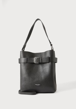 Sac d'épaule en cuir noir texturé avec une bandoulière ajustable et une boucle argentée sur le devant, posé sur un fond clair uniforme.