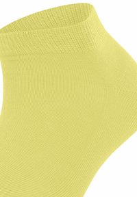 żółta skarpetka na kostkę wykonana z miękkiego, żeberkowego materiału, dobrze dopasowana oraz bezszwowym wykończeniem palców. Gładka tekstura, lekka konstrukcja i minimalistyczny styl.