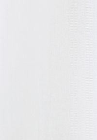 Tissu blanc vierge texturé avec des lignes diagonales subtiles et un éclairage doux.