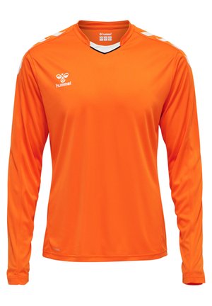 Maillot de football orange à manches longues en tissu léger avec un col en V, des rayures blanches sur les côtés et un logo sur le haut à gauche de la poitrine.