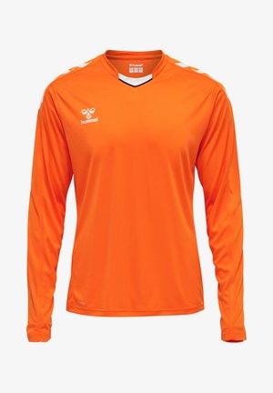 Maillot de football orange à manches longues en tissu léger avec un col en V, des rayures blanches sur les côtés et un logo sur le haut à gauche de la poitrine.