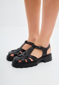 Cesare Gaspari Sandali con plateau - black