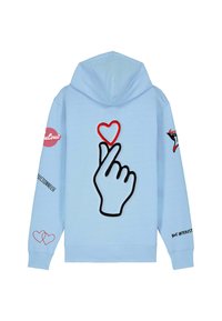 Haut à capuche bleu clair avec une main faisant un geste de cœur avec les doigts et un cœur rouge au-dessus, avec également divers petits imprimés graphiques et du texte sur les manches.