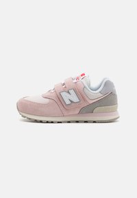 Baskets en daim rose avec des accents en mesh, détails gris, bande Velcro et semelle texturée. Présente un logo "N" proéminent et un intérieur doux et rembourré.