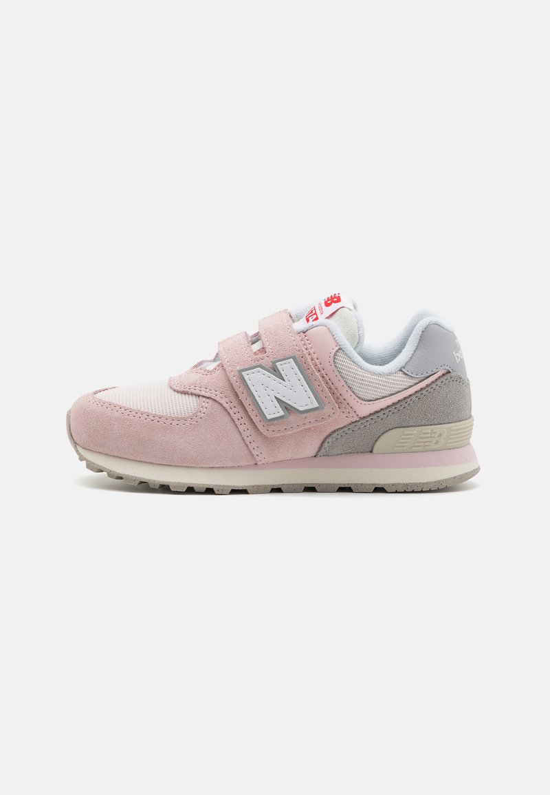 Baskets en daim rose avec des accents en mesh, détails gris, bande Velcro et semelle texturée. Présente un logo "N" proéminent et un intérieur doux et rembourré.