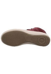 Vista inferiore della scarpa in suede bordeaux con una suola in gomma beige a motivo a onde. Presenta una soletta testurizzata e imbottita e accenti laterali.