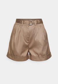 Hoge taille beige shorts met plooien, brede omgeslagen zomen, riemlussen en een bijpassende stoffen riem met een zilveren dubbele ringbuckle.