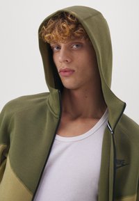 Nike Sportswear TECH - Sweat zippé - neutral olive/medium olive