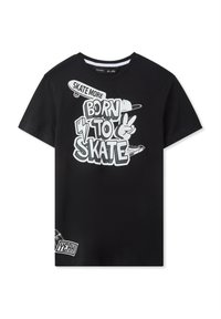 Maglietta nera in cotone con testo grafico bianco audace, "Born to Skate", motivi di skateboard e un piccolo logo sul lato inferiore.