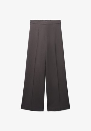 Pantaloni a gamba larga in tessuto grigio scuro, con una vita aderente e parte anteriore piatta. Texture liscia con cuciture minime e senza tasche visibili.