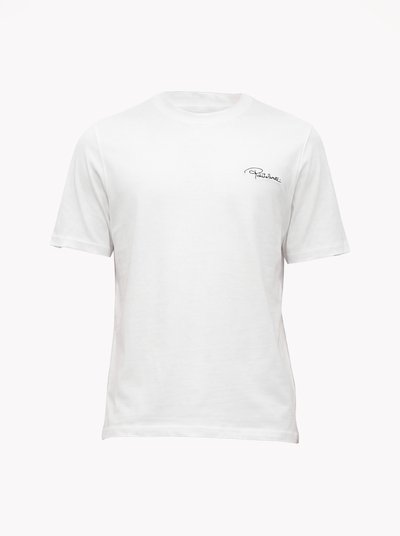 Απλό λευκό κοντομάνικο T-shirt με στρογγυλή λαιμόκοψη και μικρό μαύρο λογότυπο με καλλιγραφική γραμματοσειρά στην πάνω αριστερή πλευρά του στήθους.