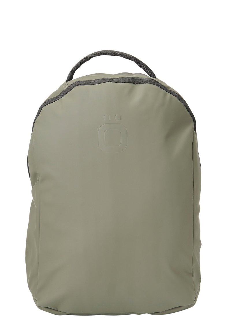 Mochila verde con un acabado mate suave, que presenta una forma redondeada, un asa superior y un sutil logotipo en relieve en la parte frontal.
