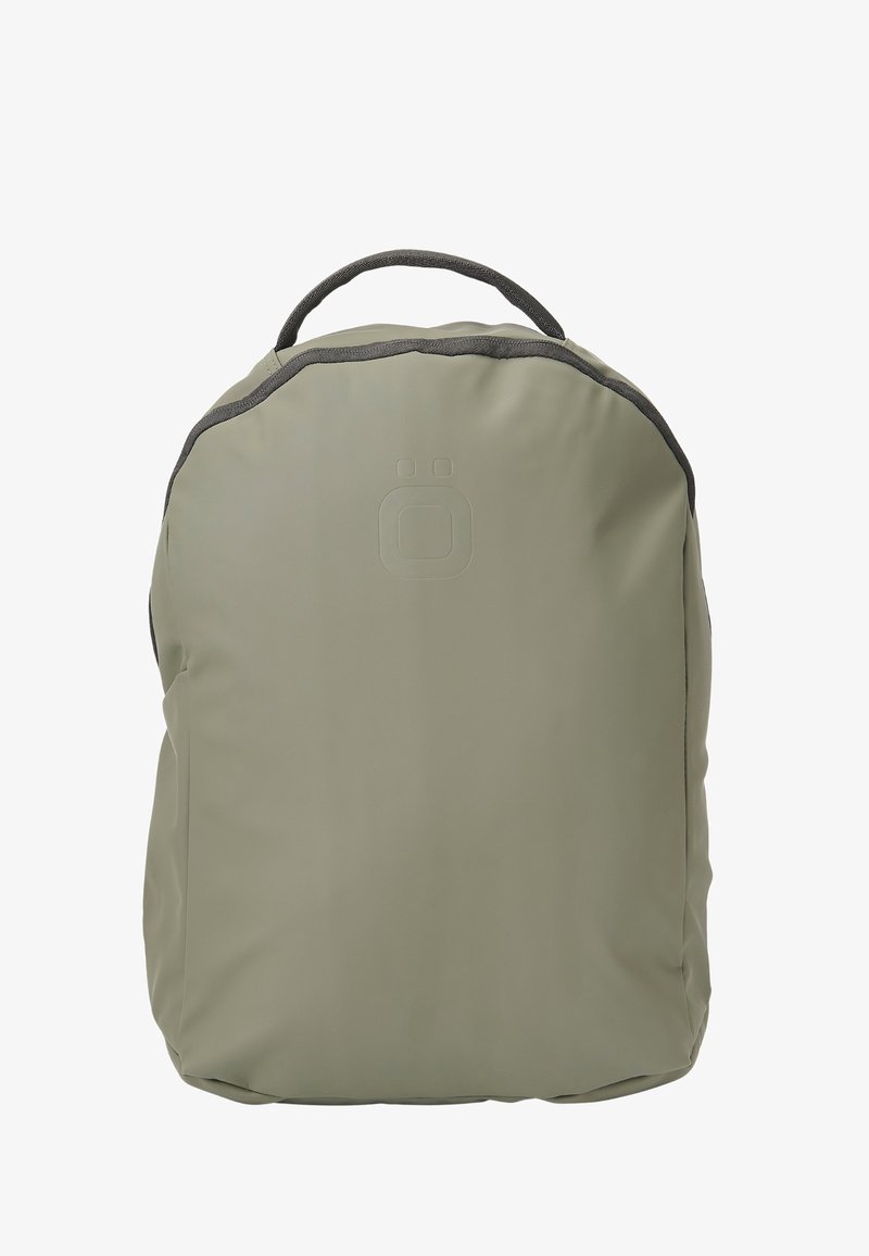 Mochila verde con un acabado mate suave, que presenta una forma redondeada, un asa superior y un sutil logotipo en relieve en la parte frontal.