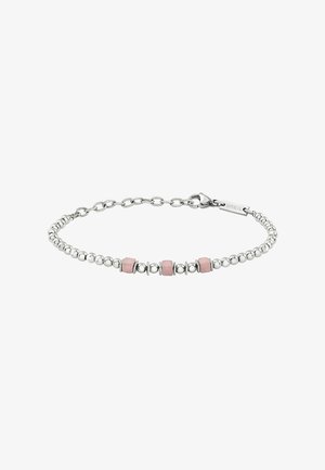 Bracciale con catena d'argento con perle tonde e cilindriche, con tre accenti in pelle rosa distribuiti uniformemente lungo il design. Chiusura con moschettone.