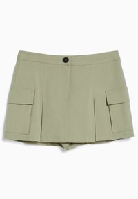 Khaki-Shorts mit zwei seitlichen Taschen, gefaltetem Vorderdesign und einem einzelnen schwarzen Knopfverschluss. Hergestellt aus einem glatten, strapazierfähigen Stoff.