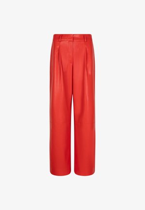 Rode leren wijde broek met hoge taille, voorzien van plooien, een soepele textuur en een glanzende afwerking.