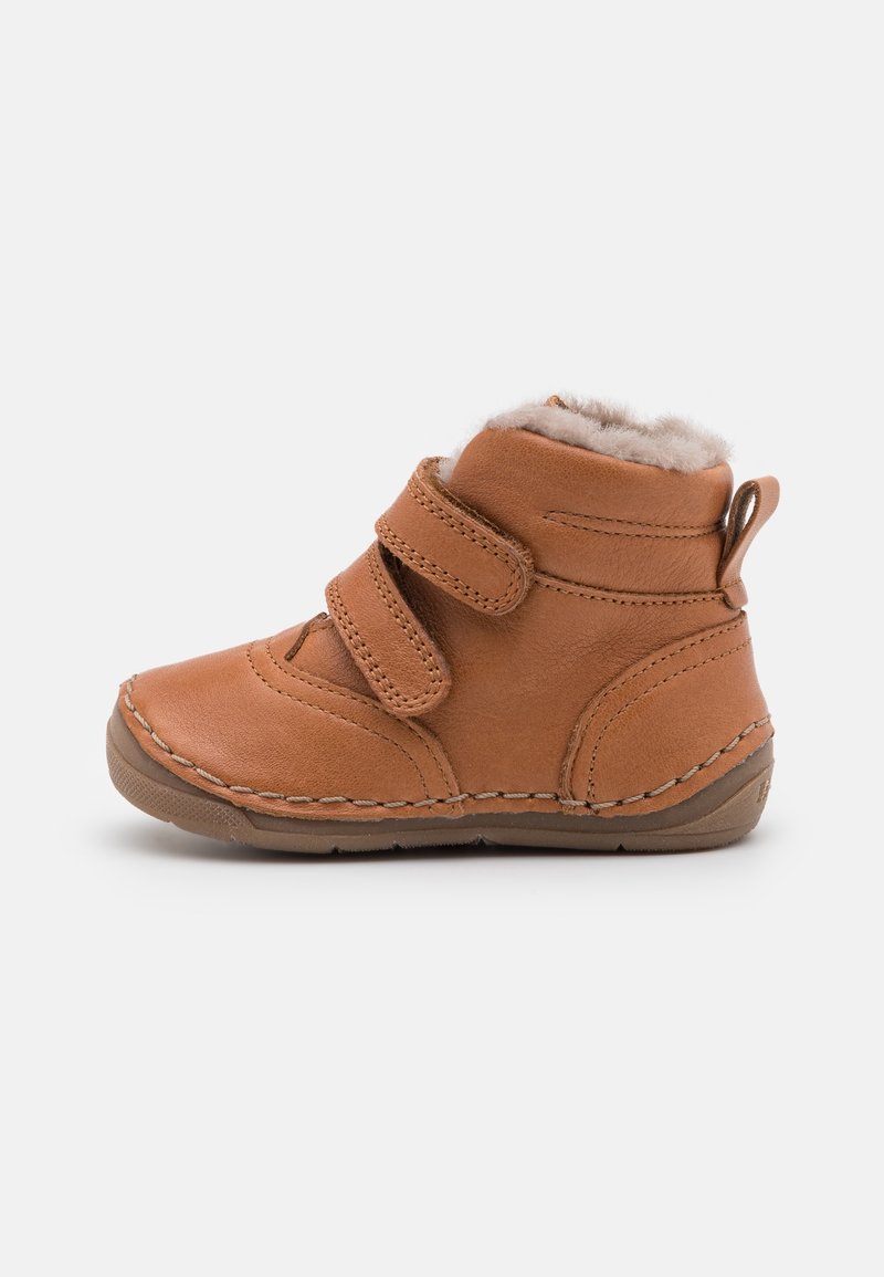 Botte pour tout-petit en cuir marron avec double bandes Velcro et doublure en fourrure douce, conçue pour la chaleur et un enfilage facile.