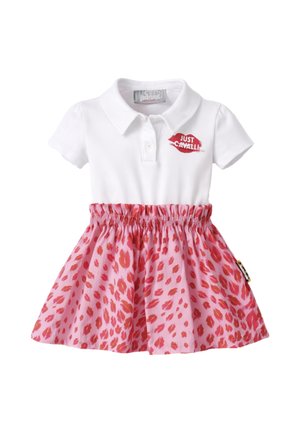 Vestito polo bianco a maniche corte con gonna rosa caratterizzata da stampa di labbra rosse e scritta "Just Cavalli" all'interno di una grafica di labbra rosse sul petto.