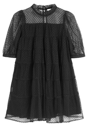 Robe noire transparente avec jupe à volants, tissu en résille à pois, col montant avec bouton goutte d'eau et manches bouffantes trois-quarts.