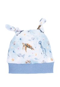 Czapka dziecięca z nadrukiem oceanicznych zwierząt, w tym żółwia i ryby, z dwoma związanymi na supeł materiałowymi tasiemkami na górze, niebieska prążkowana opaska u podstawy.