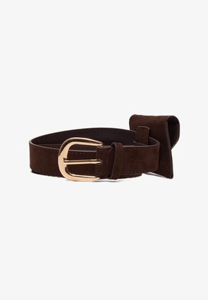 Ceinture en daim marron foncé avec boucle en métal doré et large passant, enroulée sur fond blanc.